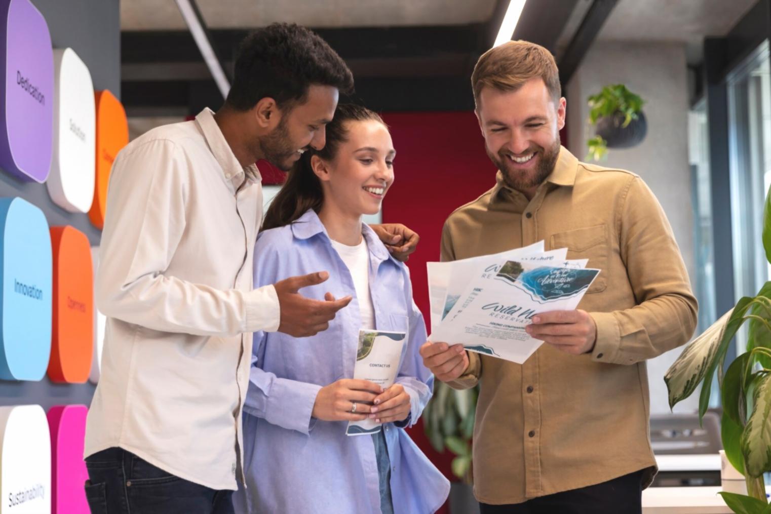 Espacio de trabajo moderno con herramientas de análisis financiero y tecnología empresarial